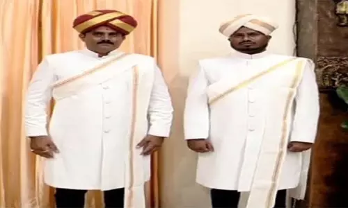 தசரா ஊர்வலத்தில் ராஜ உடையில்  போலீசார், கலைக்குழுவினர்