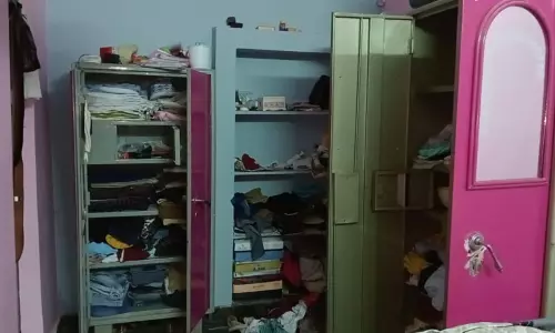 கார் டிரைவர் வீட்டில் ரூ.7 லட்சம் நகை- பணம் திருட்டு கார் டிரைவர் வீட்டில் ரூ.7 லட்சம் நகை- பணம் திருட்டு