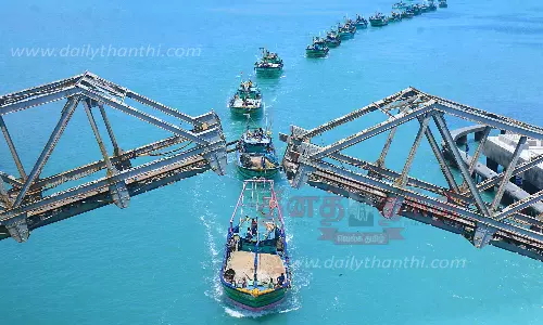 பாம்பன் தூக்குப்பாலத்தை கடந்த 50 படகுகள்