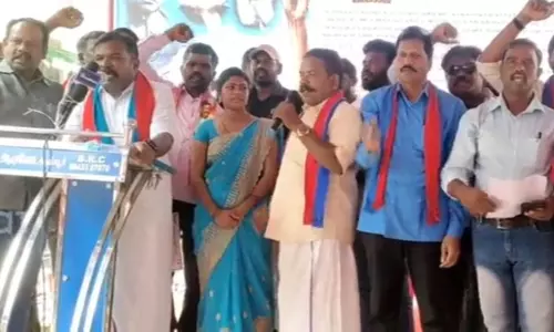 பதவி பிரமாணம் செய்துவைக்காததை கண்டித்து ஆர்ப்பாட்டம் பதவி பிரமாணம் செய்துவைக்காததை கண்டித்து ஆர்ப்பாட்டம்