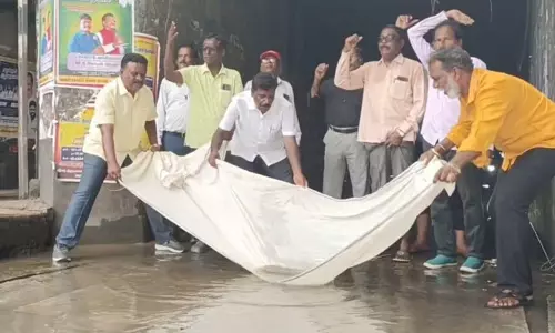 கழிவுநீரில் மீன்பிடிக்கும் போராட்டம்