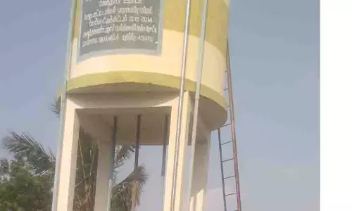 சேதமடைந்த குடிநீர் தொட்டியை சீரமைக்காவிட்டால் போராட்டம் சேதமடைந்த குடிநீர் தொட்டியை சீரமைக்காவிட்டால் போராட்டம்