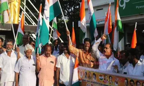 காங்கிரஸ் கட்சியினர் சாலை மறியல்; 60 பேர் கைது காங்கிரஸ் கட்சியினர் சாலை மறியல்; 60 பேர் கைது