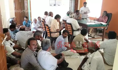 கோபி அருகே பொதுப்பணித்துறை அலுவலகத்தில் விவசாயிகள் தர்ணா
