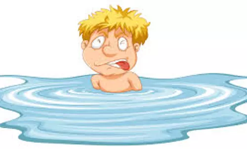 வெள்ளோடு அருகே 70 அடி ஆழ கிணற்றுக்குள் தவறி விழுந்த தொழிலாளி; தீயணைப்பு வீரர்கள் உயிருடன் மீட்டனர்