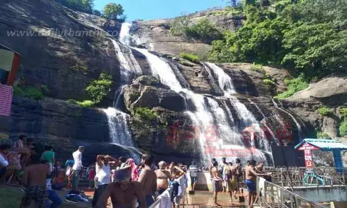 சுற்றுலா பயணிகள் ஆனந்த குளியல்