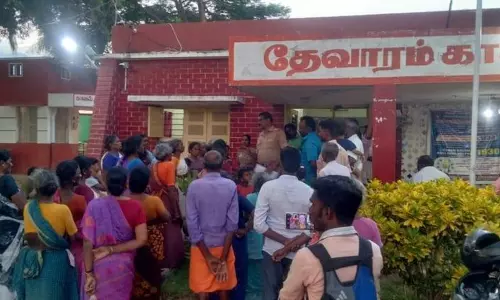 கூடுதல் டாஸ்மாக் கடை திறக்கப்பட்டதை கண்டித்துபோலீஸ் நிலையத்தை பொதுமக்கள் முற்றுகை கூடுதல் டாஸ்மாக் கடை திறக்கப்பட்டதை கண்டித்துபோலீஸ் நிலையத்தை பொதுமக்கள் முற்றுகை