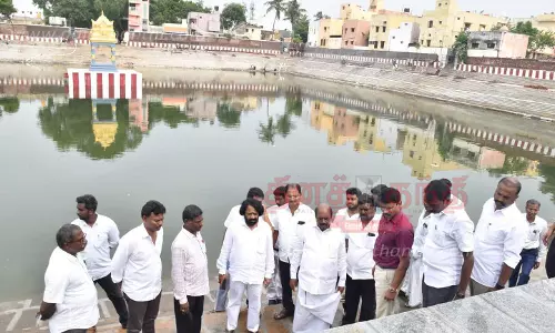 அய்யங்குளத்தை தூர்வாரி அழகுபடுத்தும் பணிகள் தீவிரம்