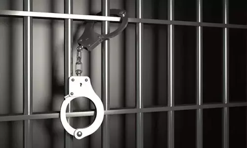 லாட்டரி சீட்டுகள் விற்றவர் சிக்கினார்