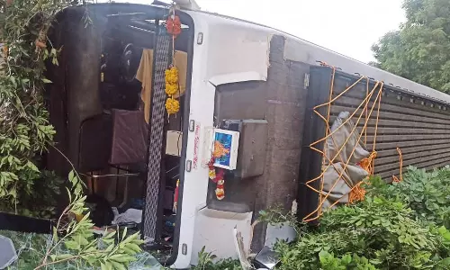 ஆம்னி பஸ் பள்ளத்தில் கவிழ்ந்ததில் 30 பயணிகள் காயம்