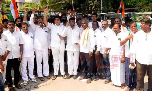 காங்கிரஸ் கட்சியினர் ஆர்ப்பாட்டம் காங்கிரஸ் கட்சியினர் ஆர்ப்பாட்டம்