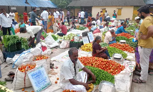 புரட்டாசி சனிக்கிழமையையொட்டிதர்மபுரி உழவர் சந்தையில் 47 டன் காய்கறி, பழங்கள் விற்பனை புரட்டாசி சனிக்கிழமையையொட்டிதர்மபுரி உழவர் சந்தையில் 47 டன் காய்கறி, பழங்கள் விற்பனை