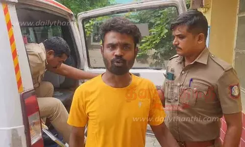 போலீசாரை மிரட்ட பிளேடால் கையை அறுத்துக் கொண்ட வாலிபர் போலீசாரை மிரட்ட பிளேடால் கையை அறுத்துக் கொண்ட வாலிபர்