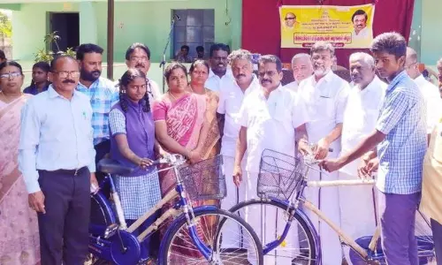 மாணவ-மாணவிகளுக்கு விலையில்லா சைக்கிள்