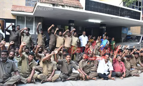 சம்பளம் வழங்காததை கண்டித்து ஈரோட்டில் தூய்மை பணியாளர்கள் தர்ணா போராட்டம்