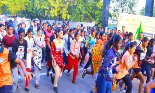 நெடுந்தூர ஓட்டப்பந்தயம்: உற்சாகமாக பங்கேற்ற மாணவ-மாணவிகள்- ஆயுதப்படை போலீசார் முதலிடம்