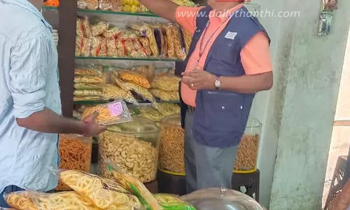 சென்னிமலையில் உணவு பாதுகாப்பு அதிகாரிகள் திடீர் ஆய்வு; 3 கடைகளுக்கு ரூ.4 ஆயிரம் அபராதம்