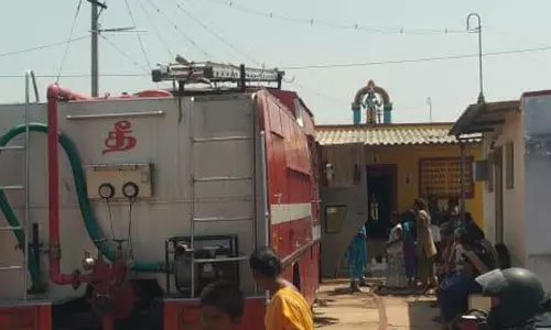 நம்பியூர் அருகே கீற்று கொட்டகை தீப்பிடித்து எரிந்தது