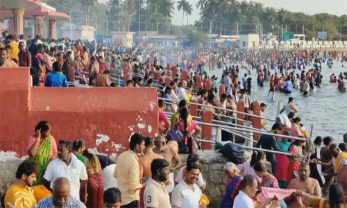 ஞாயிறு விடுமுறை: அக்னி தீர்த்த கடற்கரையில் குவிந்த ஆயிரக்கணக்கான பக்தர்கள்...! ஞாயிறு விடுமுறை: அக்னி தீர்த்த கடற்கரையில் குவிந்த ஆயிரக்கணக்கான பக்தர்கள்...!