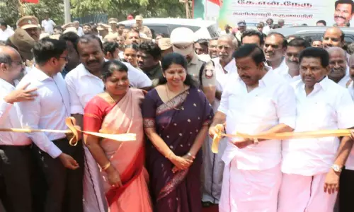 ஸ்மார்ட் சிட்டி திட்டத்தின் கீழ் ரூ.57 கோடி செலவில் கட்டப்பட்ட தூத்துக்குடி பஸ் நிலையத்தை அமைச்சர் கே.என்.நேரு, கனிமொழி எம்.பி. திறந்து வைத்தனர் ஸ்மார்ட் சிட்டி திட்டத்தின் கீழ் ரூ.57 கோடி செலவில் கட்டப்பட்ட தூத்துக்குடி பஸ் நிலையத்தை அமைச்சர் கே.என்.நேரு, கனிமொழி எம்.பி. திறந்து வைத்தனர்