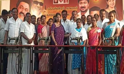 கோவில்பட்டியில் நடந்த கருணாநிதி நூற்றாண்டு விழாவில் 128 ஏழை பெண்களுக்கு இலவச தையல் எந்திரங்களை கனிெமாழி எம்.பி. வழங்கினார்.