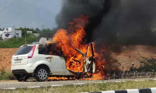தேனி அருகேஓடும் காரில் பயங்கர தீ:ஒரே குடும்பத்தை சேர்ந்த 3 பேர் உயிர் தப்பினர்