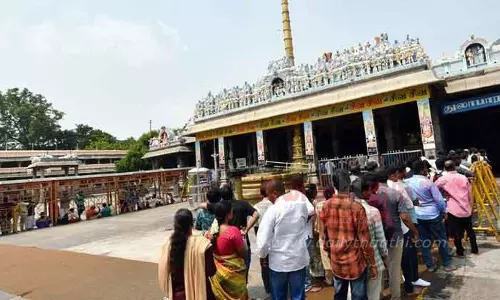 அருணாசலேஸ்வரர் கோவிலில் பக்தர்கள் கூட்டம் அலைமோதியது