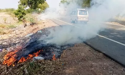 குப்பைக்கு தீ வைப்பதால் புகைமூட்டம்