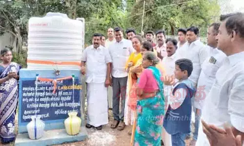 ரூ.8 லட்சத்தில் ஆழ்துளை குடிநீர் தொட்டி ரூ.8 லட்சத்தில் ஆழ்துளை குடிநீர் தொட்டி