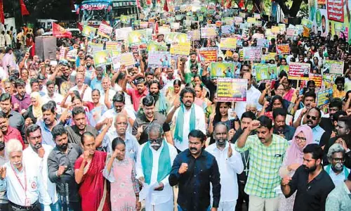 காவிரியில் தண்ணீர் திறக்கக்கோரி சென்னையில் நாம் தமிழர் கட்சி ஆர்ப்பாட்டம் காவிரியில் தண்ணீர் திறக்கக்கோரி சென்னையில் நாம் தமிழர் கட்சி ஆர்ப்பாட்டம்