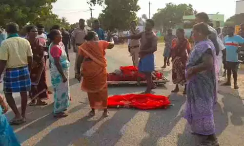 இறந்த மூதாட்டியின் உடலை சாலையில் வைத்து உறவினர்கள் போராட்டம் இறந்த மூதாட்டியின் உடலை சாலையில் வைத்து உறவினர்கள் போராட்டம்