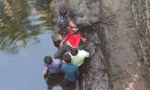 கிணற்றில் தவறி விழுந்த வாலிபர் உயிருடன் மீட்பு