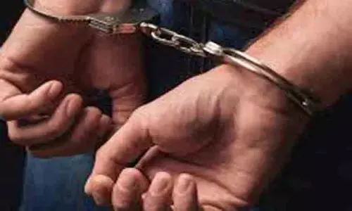 பட்டாசு பதுக்கிய 3 பேர் கைது