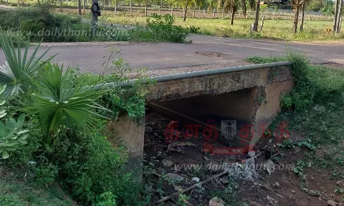 பாலத்தை இடிக்க வேண்டும்