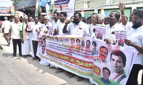 ஈரோட்டில் காங்கிரஸ் கட்சியினர் ஆர்ப்பாட்டம் ஈரோட்டில் காங்கிரஸ் கட்சியினர் ஆர்ப்பாட்டம்