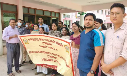 அரசு டாக்டர்கள் சங்கத்தினர் ஆர்ப்பாட்டம் அரசு டாக்டர்கள் சங்கத்தினர் ஆர்ப்பாட்டம்