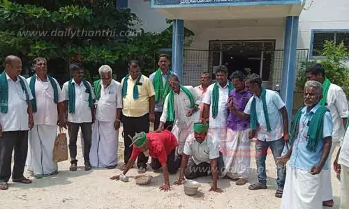 கட்சி சார்பற்ற விவசாயிகள் சங்கத்தினர் நூதன ஆர்ப்பாட்டம்