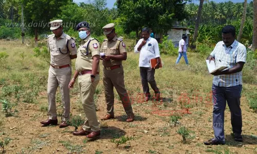 மனித உடல் கிடந்த இடத்தில் மாவட்ட போலீஸ் சூப்பிரண்டு ஆய்வு