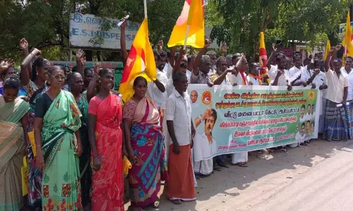 கோவில்பட்டியில் சமத்துவ மக்கள் கட்சியினர் ஆர்ப்பாட்டம் கோவில்பட்டியில் சமத்துவ மக்கள் கட்சியினர் ஆர்ப்பாட்டம்