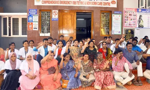 அரசு மருத்துவக்கல்லூரியில் டாக்டர்கள் தர்ணா