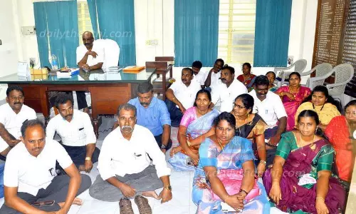 உள்ளிருப்பு போராட்டம் நடத்திய பேரூராட்சி தலைவர்கள் உள்ளிருப்பு போராட்டம் நடத்திய பேரூராட்சி தலைவர்கள்