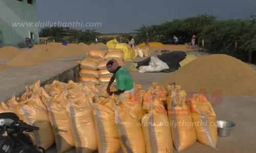 நெல் மூட்டைகளுடன் காத்துக்கிடக்கும் விவசாயிகள்