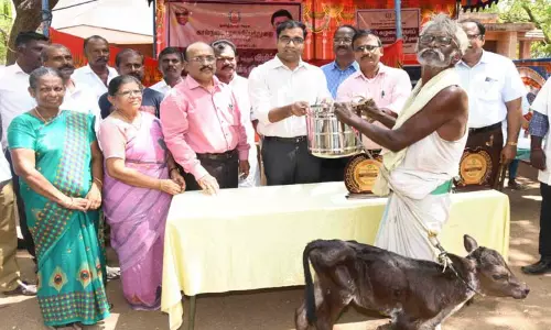 தூத்துக்குடியில் சிறப்பாக கால்நடை வளர்த்த விவசாயிகளுக்கு விருதுகளை மாவட்ட கலெக்டர் செந்தில்ராஜ் வழங்கினார். தூத்துக்குடியில் சிறப்பாக கால்நடை வளர்த்த விவசாயிகளுக்கு விருதுகளை மாவட்ட கலெக்டர் செந்தில்ராஜ் வழங்கினார்.