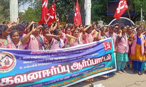 மக்களை தேடி மருத்துவ ஊழியர்கள் ஆர்ப்பாட்டம்