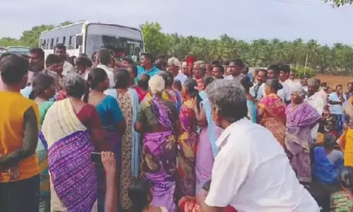 பஸ் நிற்காததை கண்டித்துபொதுமக்கள் சாலை மறியல்