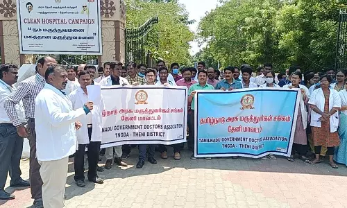 தேனி அரசு மருத்துவமனை முன்புடாக்டர்கள் ஆர்ப்பாட்டம்