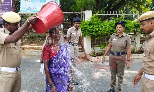தர்மபுரி கலெக்டர் அலுவலகத்தில் 2 பேர் தீக்குளிப்பு முயற்சிபோலீசார் விசாரணை தர்மபுரி கலெக்டர் அலுவலகத்தில் 2 பேர் தீக்குளிப்பு முயற்சிபோலீசார் விசாரணை