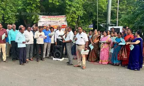 தமிழ்நாடு மேல்நிலைப்பள்ளி தலைமை ஆசிரியர் கழகத்தினர் ஆர்ப்பாட்டம்