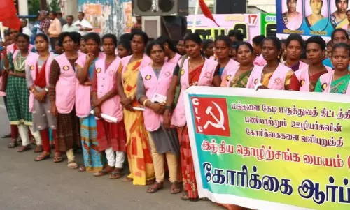 மக்களை தேடி மருத்துவ திட்ட ஊழியர்கள் ஆர்ப்பாட்டம்