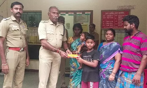 சின்னசேலத்தில் குடும்ப பிரச்சினையில் 2 வயது குழந்தையை தவிக்க விட்டு சென்ற தந்தை உடன்பிறந்த சகோதரனைப்போல் பாதுகாத்த சிறுவனுக்கு போலீசார் பாராட்டு